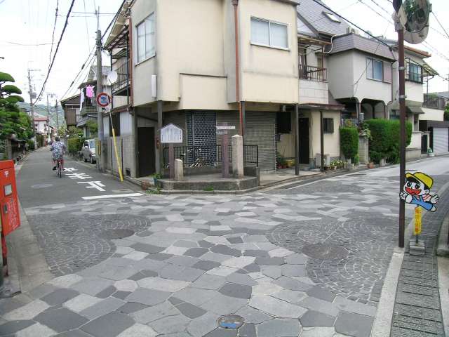 旧西国街道。『牧落1丁目』『牧落2丁目』の周辺は道幅の狭い場所が多いですが、趣のある街並。