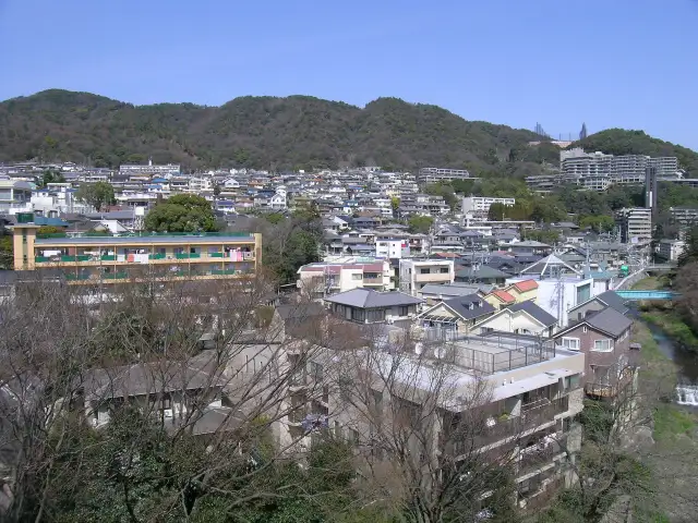 『箕面8丁目』は、箕面の山に囲まれた高台の住宅地です。（写真奥）