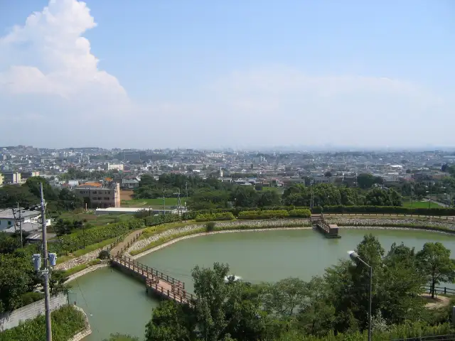 スカイアリーナから見た『新稲』周辺。手前は新築池、中池、寺池。自然豊かな場所です。