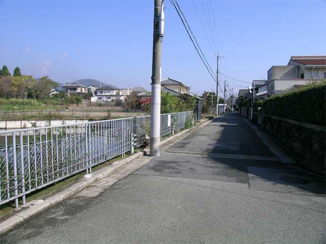 『新稲』周辺は、住宅と田畑が混在するのどかな雰囲気の住宅地です。