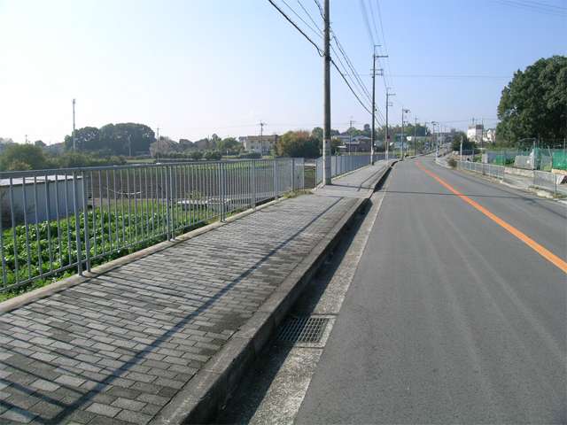 山手を東西に走るバス通り、府道箕面池田線。住宅地の間を抜ける気持ちのよい道です。