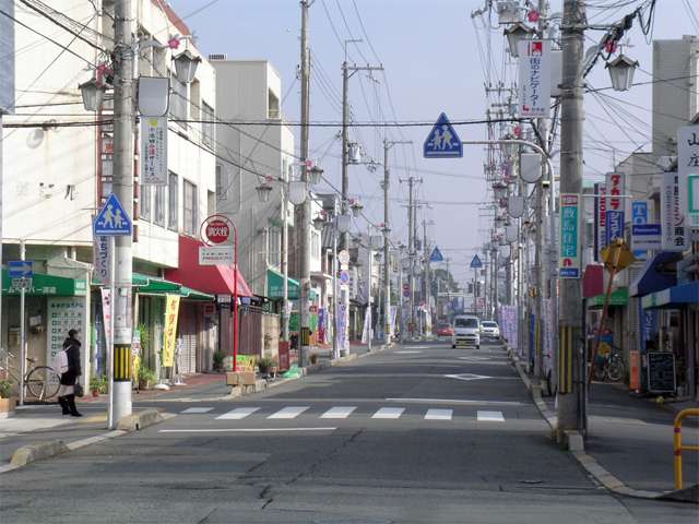 阪急「桜井」駅の北側、旧西国街道沿いに広がる商店街。