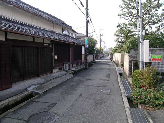 『半町2丁目』の街の中心を東西に走る旧西国街道。古い民家も残り風情があります。