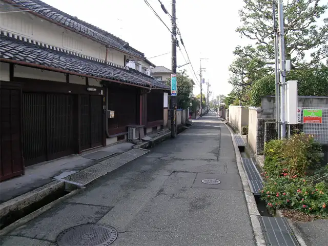 『半町2丁目』の街の中心を東西に走る旧西国街道。古い民家も残り風情があります。