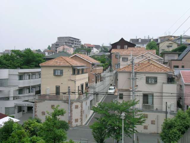 一戸建てが中心に建ち並ぶ『瀬川4丁目』周辺の住宅地。揺るやかな北斜面です。