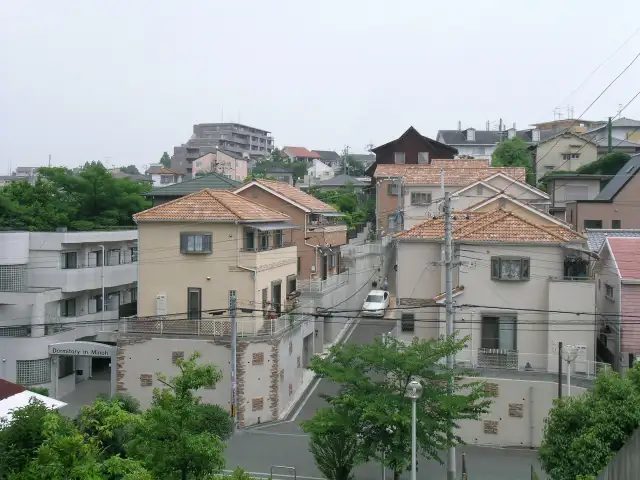 一戸建てが中心に建ち並ぶ『瀬川4丁目』周辺の住宅地。揺るやかな北斜面です。