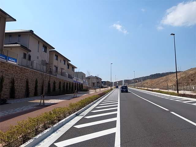 大阪モノレール「彩都西」駅と「彩都粟生北」の街をつなぐ『やまぶき大通り』。