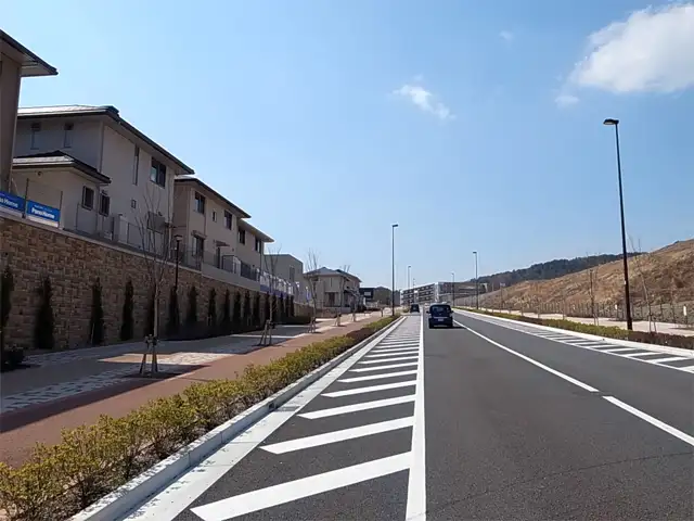 大阪モノレール「彩都西」駅と「彩都粟生北」の街をつなぐ『やまぶき大通り』。