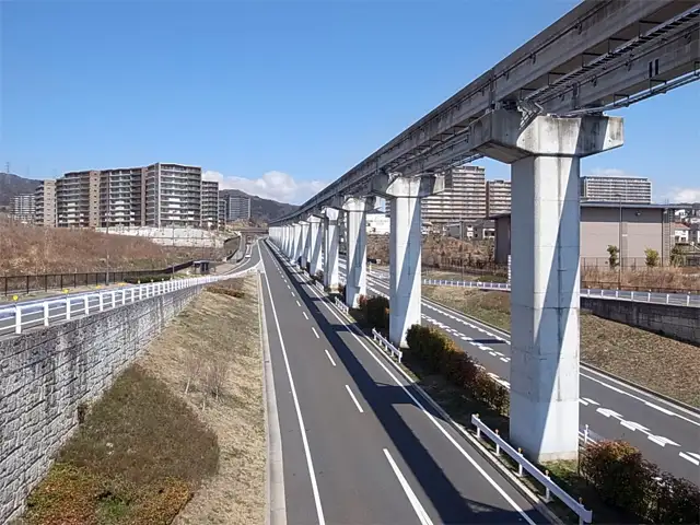 モノレールに沿って走る府道1号線を使えば、中央環状線、171号線などの幹線道路にスムーズのアクセスできます。