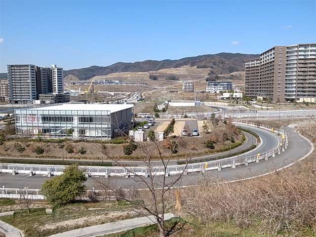 茨木市側の彩都から見る「彩都粟生北」(中央奥)。高台にあり、周囲を山林に囲まれています。