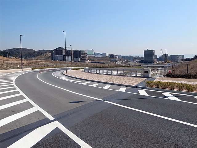 『やまぶき大通り』。駅までは坂道が続きます。