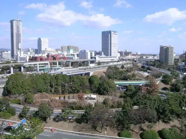 千里インターと千里中央のビル群。各種生活施設や幹線道路、2沿線の駅などが集まった北摂エリアのまさに中心地です。