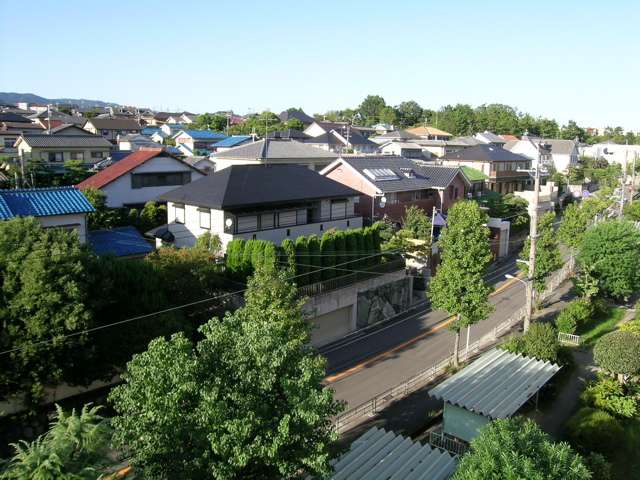 敷地面積100坪を超える区画も多く、趣向を凝らした邸宅が建ち並んでいます。