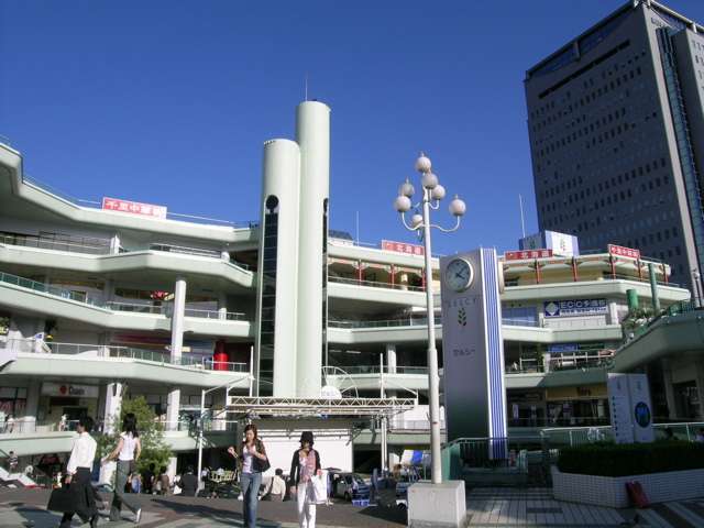 様々な買物施設の集まった千里セルシー。イベントも多く開催され、いつも買い物客で賑わっています。