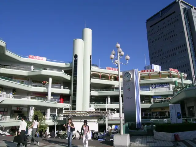 様々な買物施設の集まった千里セルシー。イベントも多く開催され、いつも買い物客で賑わっています。