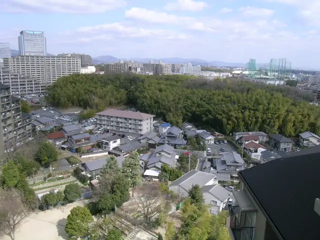 ニュータウン開発されておらず、竹林や田畑、古い町並みも残っています。
