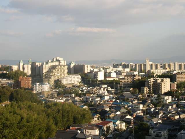 北大阪急行、大阪モノレール「千里中央」駅が徒歩圏内にあり、各幹線道路も近く、たいへん交通便の良い場所です。