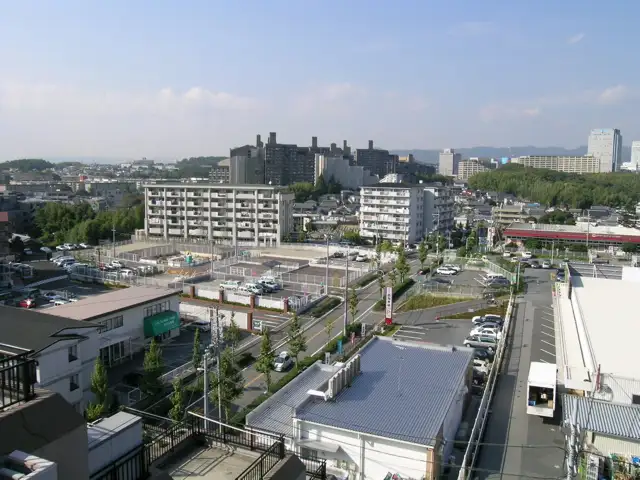 『上新田』には、分譲を中心に多数のマンションが建ち並んでいます。