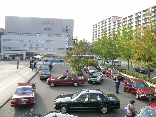 桃山台駅前のアザールでは、ショッピングが楽しめる他、市のサービスコーナーもあり、住民票の取得なども出来ます。