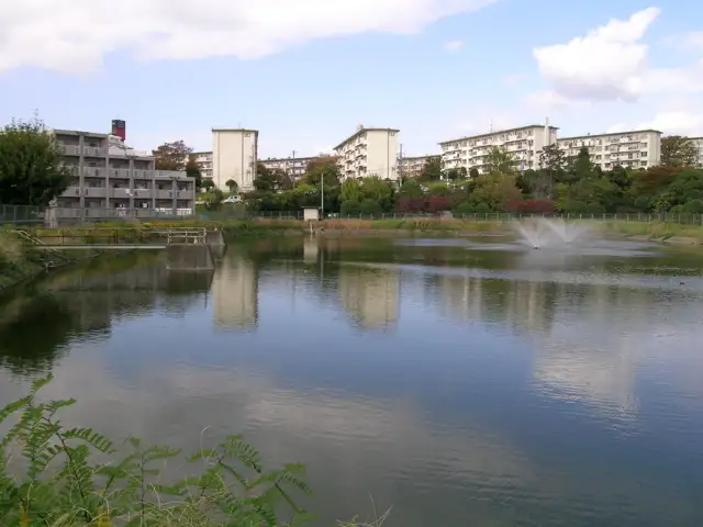 団地に隣接した池。周囲は整備されており、お散歩コースにも最適です。