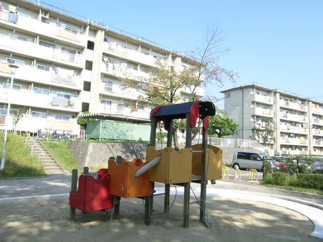 団地の敷地にはゆとりがあり、大きな公園もあります。