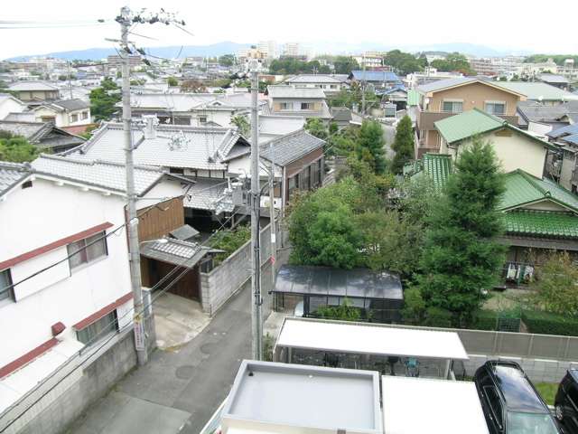 道幅がせまく、入り組んだ場所も多いですが、一戸建てが中心に建ち並び、落ち着いた雰囲気です。