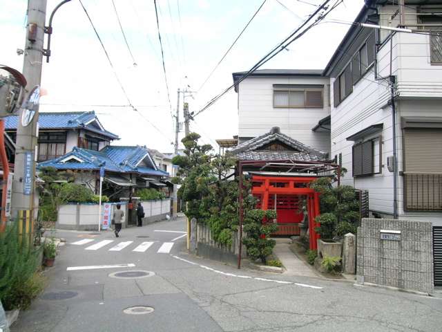 神社や祠、立派な門構えの歴史ある住宅などもあり、趣があります。