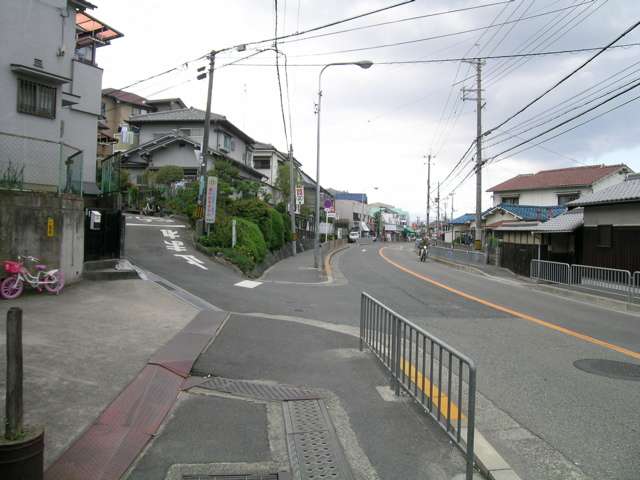 阪急宝塚線と北大阪急行線の間を走るバス通り。バスに乗れば2沿線が利用出来ます。