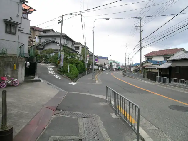 阪急宝塚線と北大阪急行線の間を走るバス通り。バスに乗れば2沿線が利用出来ます。