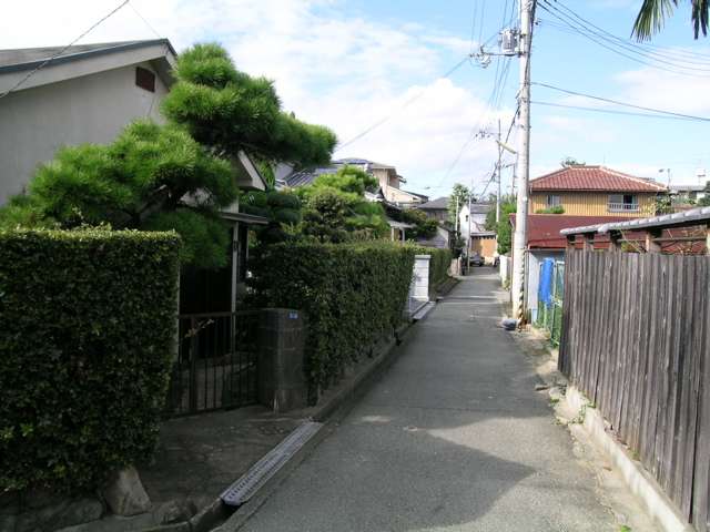 道幅の狭い場所が多く、車での通行は少し苦労します。