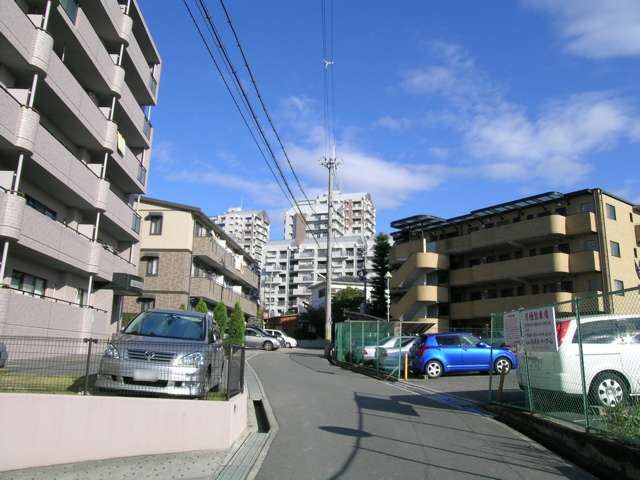 『東泉丘』、『西泉丘』周辺には、マンションが多く建ち並んでます。