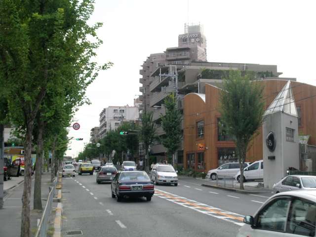 人気の洋菓子店、お洒落なカフェやレストランが建ち並ぶ『ロマンチック街道』