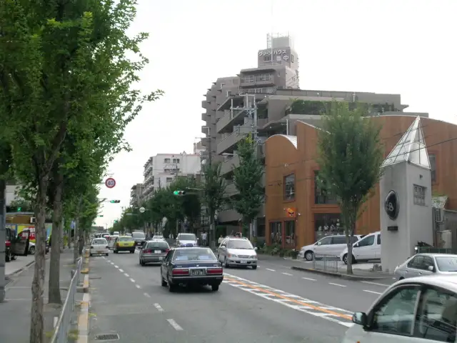 人気の洋菓子店、お洒落なカフェやレストランが建ち並ぶ『ロマンチック街道』