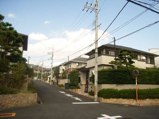 『東豊中』周辺は緑の多い住宅地。駅からは距離はありますが、車での移動には便利な立地です。