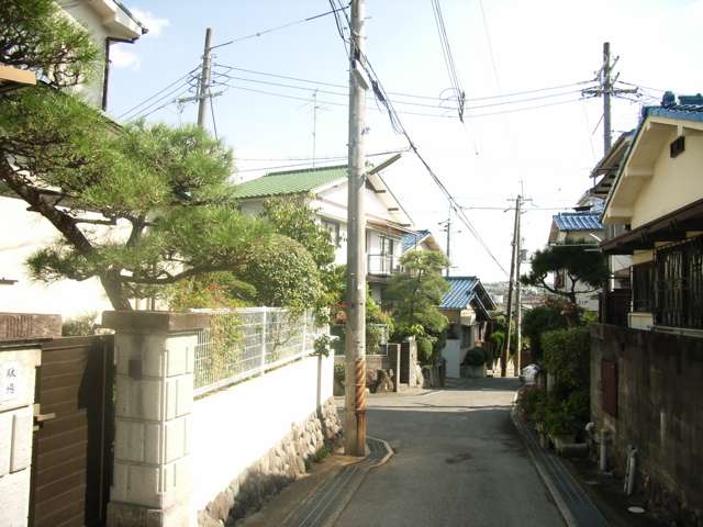 ややアップダウンがあり、道幅は一部狭い場所もありますが、一戸建てが中心に建ち並び閑静です。