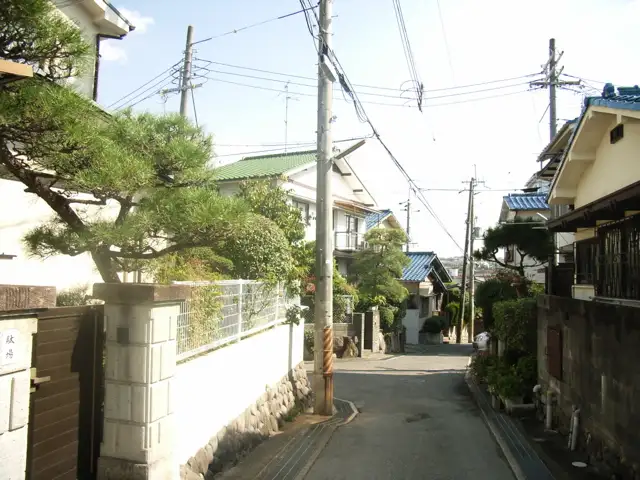 ややアップダウンがあり、道幅は一部狭い場所もありますが、一戸建てが中心に建ち並び閑静です。