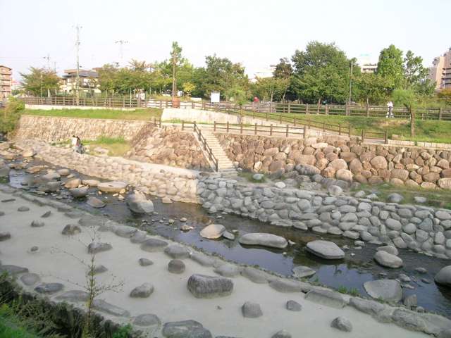 千里川の河川敷は一部親水公園が整備されており、夏場に限らず、子供の遊ぶ声が聞こえます。