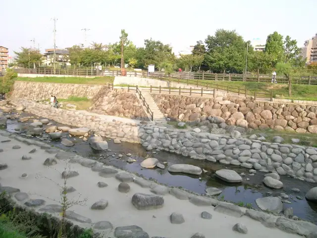 千里川の河川敷は一部親水公園が整備されており、夏場に限らず、子供の遊ぶ声が聞こえます。