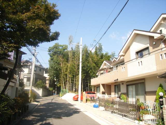 『宮山町』周辺。やや道幅が狭く、アップダウンもありますが、緑豊かで閑静な住宅地です。