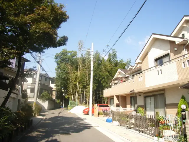 『宮山町』周辺。やや道幅が狭く、アップダウンもありますが、緑豊かで閑静な住宅地です。