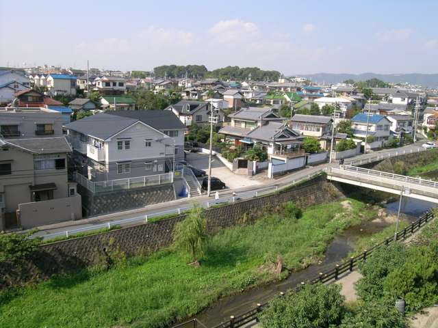 千里川をはさんで、『桜の町』『春日町』周辺。一戸建てが中心に建ち並んでいます。