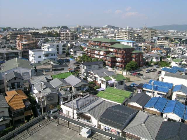 奥の待兼山に向かって揺るかな上り坂になっています。