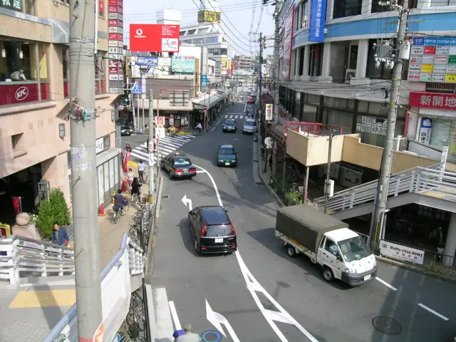 スーパーや事務所、飲食店などが集まり、にぎやかな阪急「豊中」駅　駅前