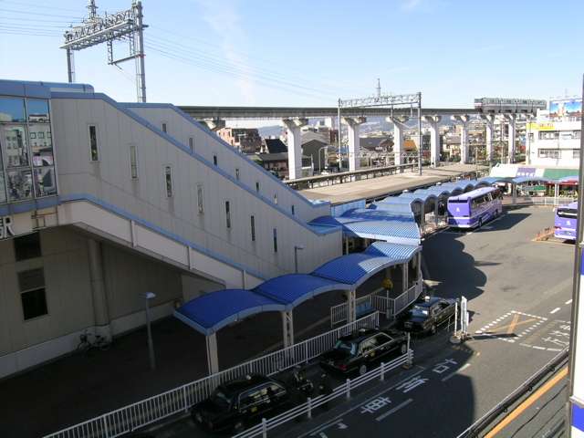 阪急、大阪モノレール「蛍池駅」。2つの駅は直接橋で結ばれ、乗り換えがスムーズにできます。