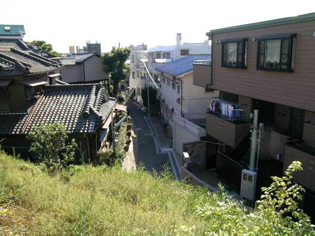 大通りから一本中に入ると道幅が狭く入り組んだ場所が多くあります。