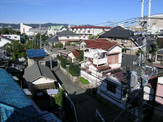蛍池の住宅地。空港は近いですが、航路とは距離があり、場所によりますが飛行機の音はほとんど気になりません。