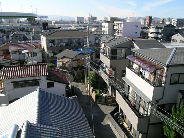 周辺には空港、高速道路のインターチェンジ、阪急宝塚線、大阪モノレール線などがあり、交通便の良い場所です。