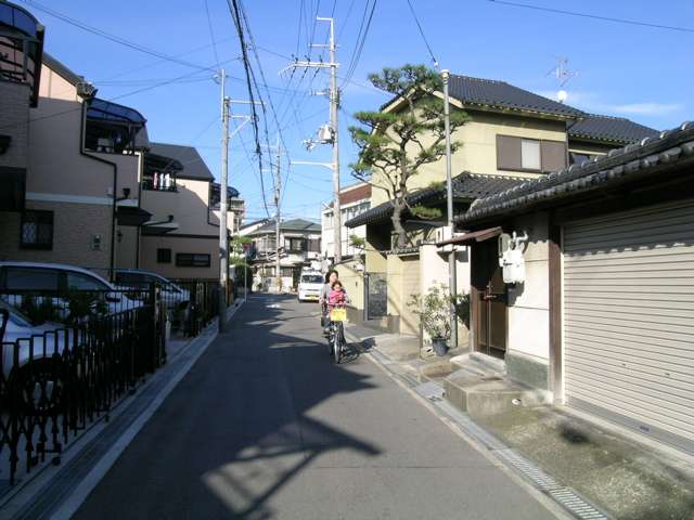 一部道幅の狭い場所もありますが、古く趣のある家も多く、落ち着いた雰囲気です。
