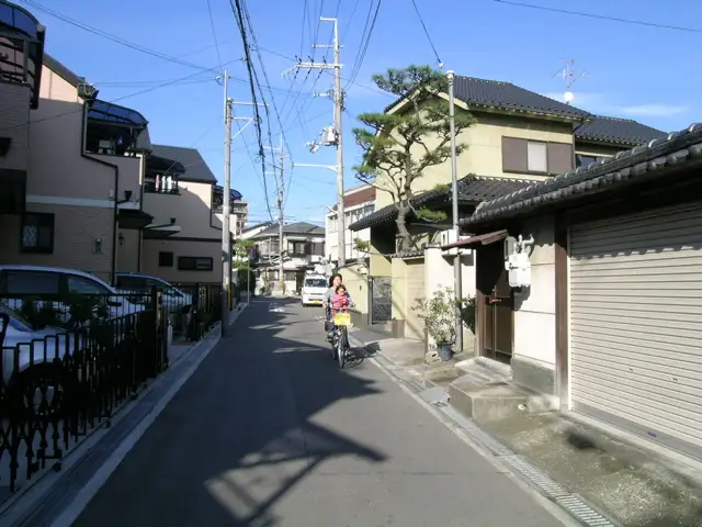 一部道幅の狭い場所もありますが、古く趣のある家も多く、落ち着いた雰囲気です。