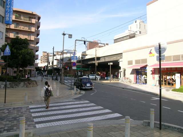 阪急「岡町」駅前(西側)。東側は商店街もあり、にぎやかですが、西側は店舗も少なく落ち着いた印象です。